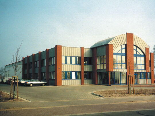 Bürogebäude mit Lagerhalle